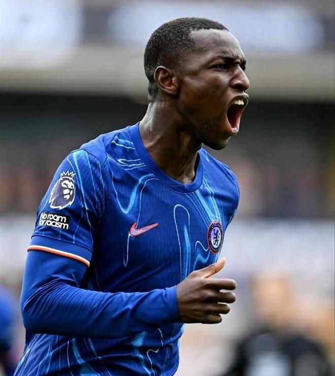 姆巴佩在曼联比赛中比赛局势复杂，出色防守引发热议！-九游游戏网