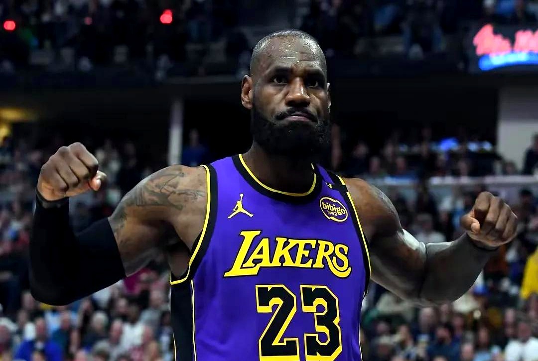 詹姆斯重返赛场，出色防守首场状态出色，巴黎圣日耳曼观众沸腾！-九游下载安装官网